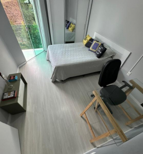 Quarto privativo com SmartTV, AR e sacada em Floripa